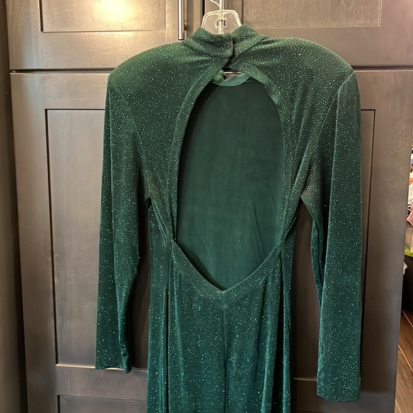Susan Roselli for Vijack. Emerald color evening gown. Open back long sleeves - Picture 15 of 16